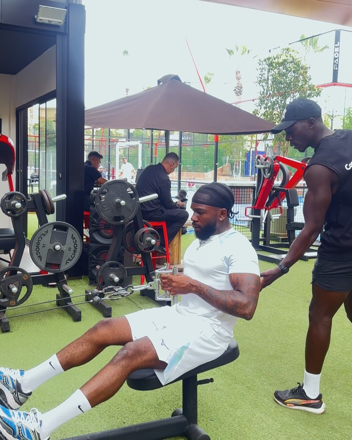 Coach Brandon coaching abdos salle