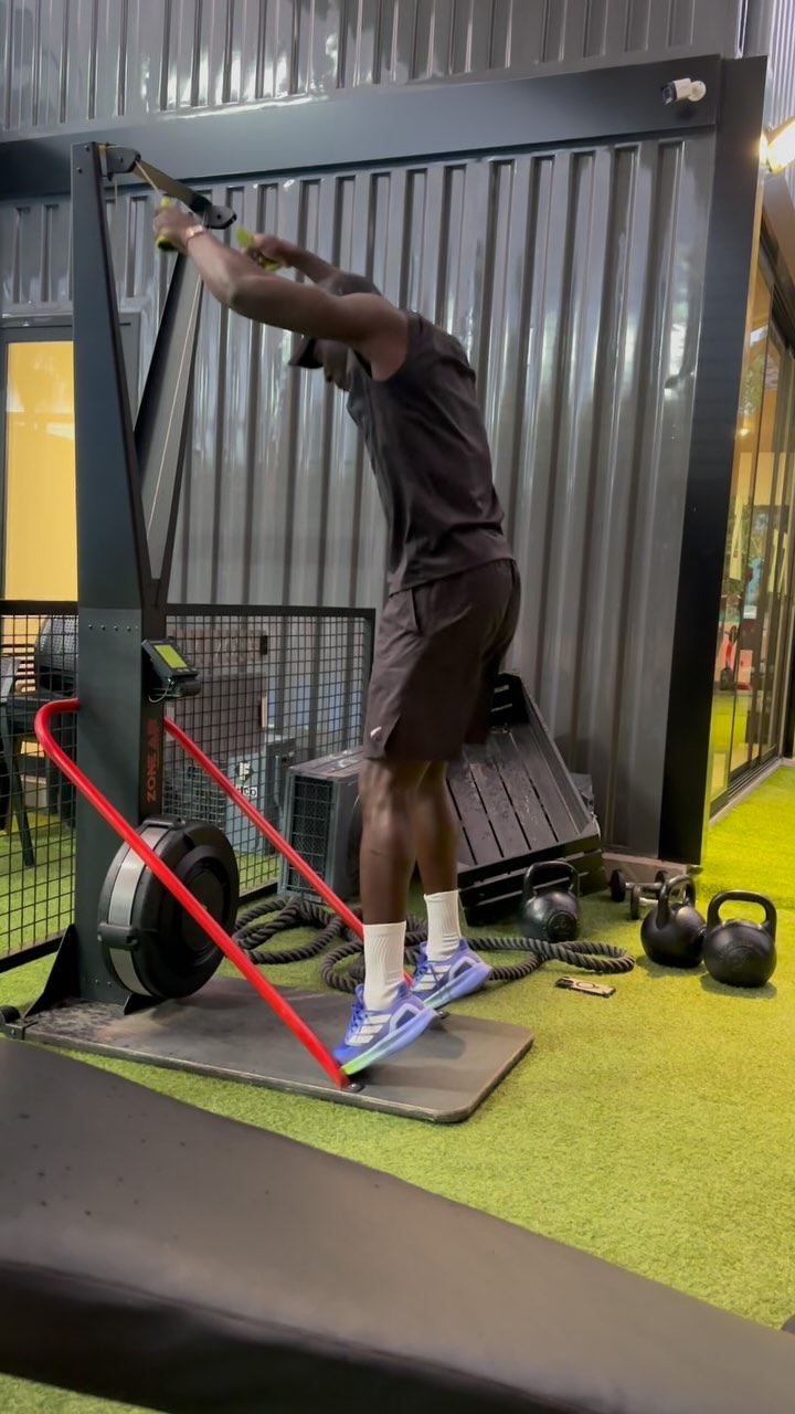Coach Brandon — entraînement cables abdos Zone Air