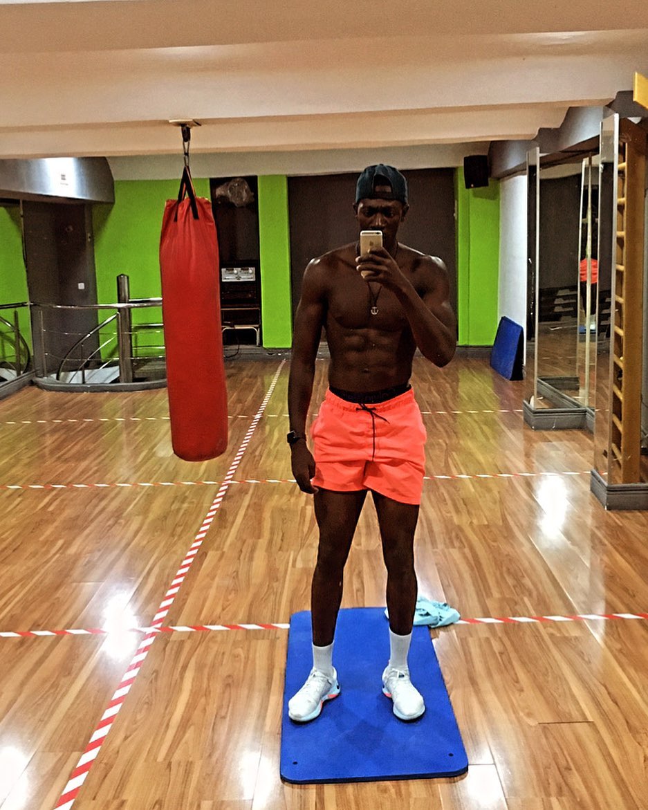 Coach Brandon — Selfie salle abdos